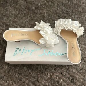 NWT! Betsy Johnson Ivory Kimi Mules + FREE Ivory Flower headband! 💍